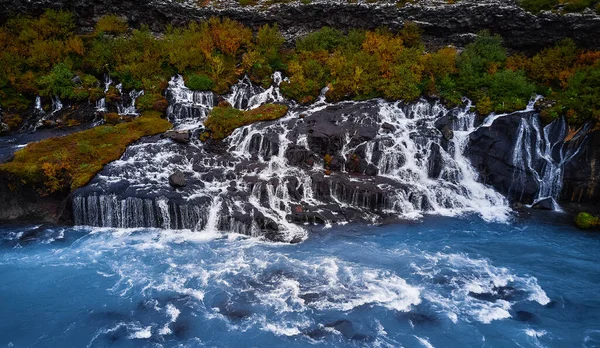 Απίστευτα όμορφη Hraunfossar καταρράκτη. Καταρράκτες λάβας. καταρράκτη που ρέει κάτω από τα πεδία λάβα στο φαράγγι του ποταμού Hvita, Δημοφιλή τουριστικό αξιοθέατο στην Ισλανδία. Καθαρά ύδατα Ισλανδίας — Φωτογραφία Αρχείου