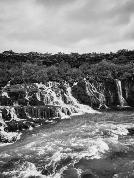 Невероятно Красивый Водопад Храунфоссар Водопады Лавы Водопад Стекает Лавовых Полей — стоковое фото