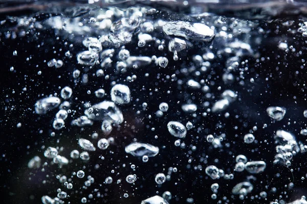 Bolhas Água Sobre Fundo Preto Água Começa Ferver — Fotografia de Stock