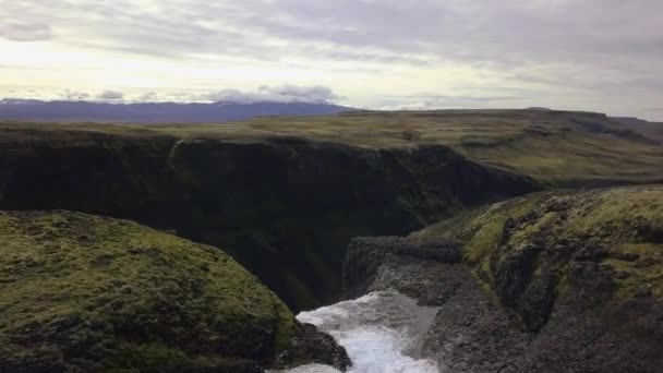 海佛斯瀑布在冰岛的高地 空中俯瞰 土地覆盖物峡谷瀑布的戏剧性景观 — 图库视频影像