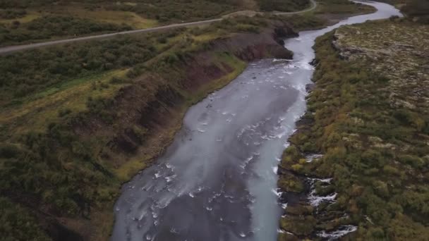 Hraunfossar瀑布 拉瓦瀑布Lava Waterfalls 从冰岛赫维塔河峡谷的熔岩场流下的瀑布 — 图库视频影像