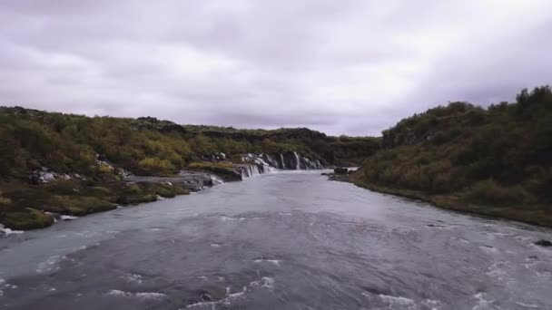 Hraunfossar Waterval Lava Watervallen Waterval Stroomt Naar Beneden Van Lavavelden — Stockvideo