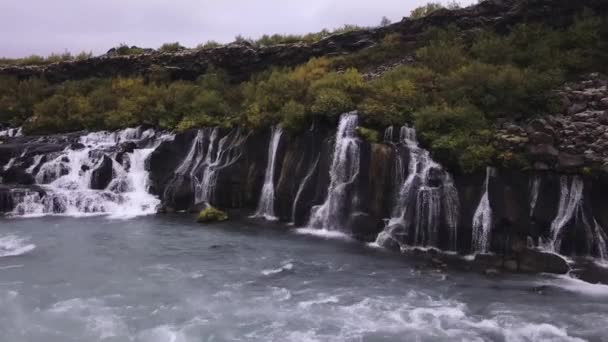 Hraunfossar Waterval Lava Watervallen Waterval Stroomt Naar Beneden Van Lavavelden — Stockvideo