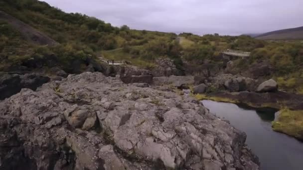 Wasserfall Hraunfossar Lavafälle Wasserfall Der Von Den Lavafeldern Canyon Des — Stockvideo