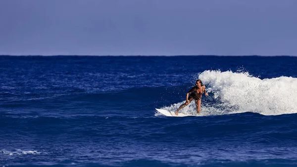 Hermosa joven está aprendiendo a pararse en una tabla de surf. Escuela de surf. Deportes acuáticos, Océano Atlántico República Dominicana. 29.12.2016 — Foto de Stock