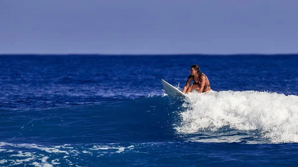 Hermosa joven está aprendiendo a pararse en una tabla de surf. Escuela de surf. Deportes acuáticos, Océano Atlántico República Dominicana. 29.12.2016 — Foto de Stock