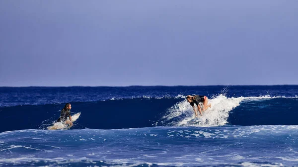 Hermosa joven está aprendiendo a pararse en una tabla de surf. Escuela de surf. Deportes acuáticos, Océano Atlántico República Dominicana. 29.12.2016 — Foto de Stock