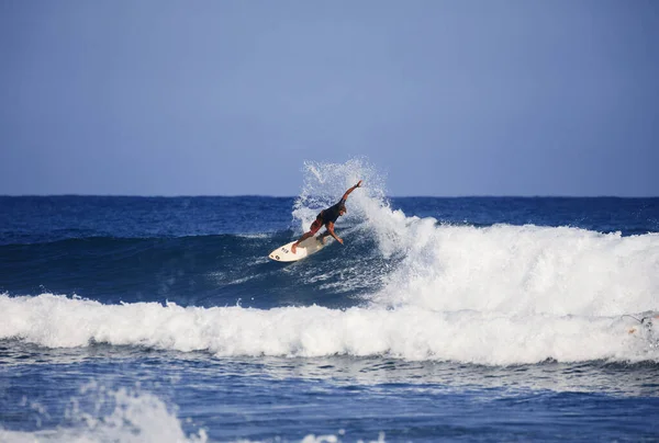 Surfista profesional en la ola. Actividades de deportes acuáticos. Océano Atlántico República Dominicana. 29.12.2016 — Foto de Stock