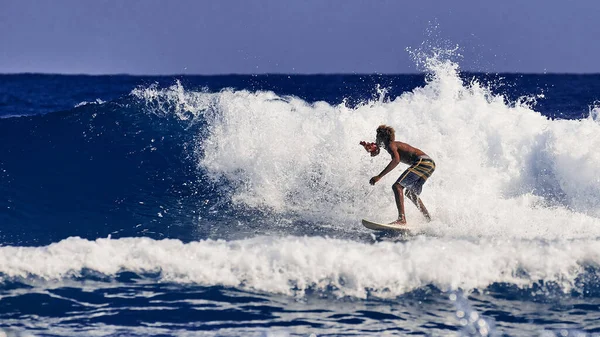 Professioneller Surfer auf der Welle. Wassersport. Atlantik Dominikanische Republik. 29.12.2016 — Stockfoto
