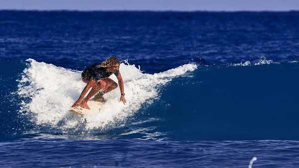 Surfista professionista sull'onda. Attività di sport acquatici. Oceano Atlantico Repubblica Dominicana. 29.12.2016 — Foto Stock