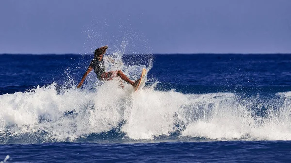 专业冲浪选手在冲浪。水体育活动。大西洋多米尼加共和国。29.12.2016 — 图库照片