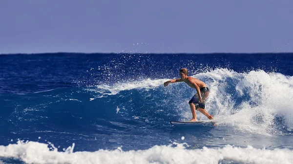 Profesjonalny surfer na fali. Sporty wodne. Ocean Atlantycki Dominikana. 29.12.2016 — Zdjęcie stockowe