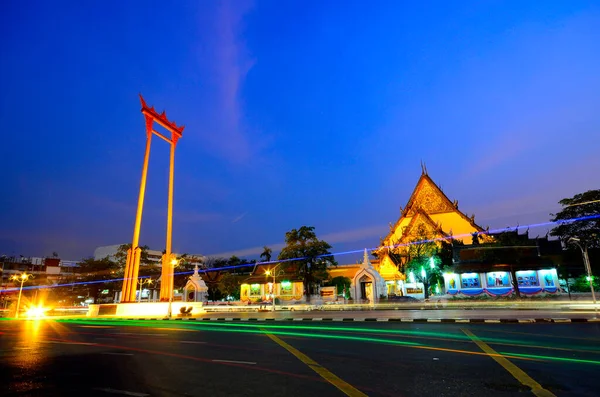 泰国曼谷市的城市杆子 用锐利的灯光和吸引人的吸引人的光芒 — 图库照片
