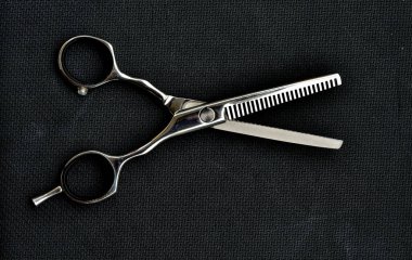 Siyah arkaplanda metal rengi olan saç makaslı budayıcı