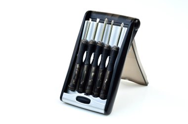 Set kutusundaki dirverleri vidalayın