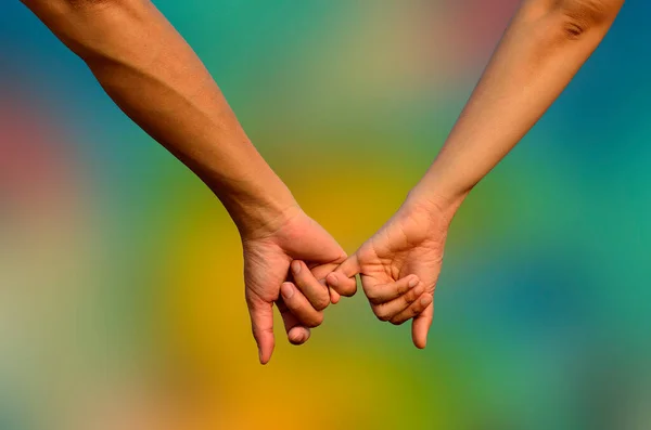 Mãos Mãos Com Romântico Juntos Fundo Azul Colorido — Fotografia de Stock