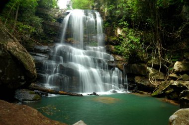 En iyi şelaleler beyaz su ile Cutian ve tepeden aşağıya akan çizgi
