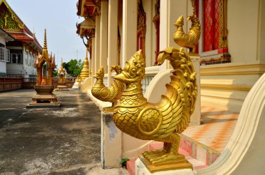 Tayland kilisesinin önündeki altın renkli tek boynuzlu at inancını koruyor.