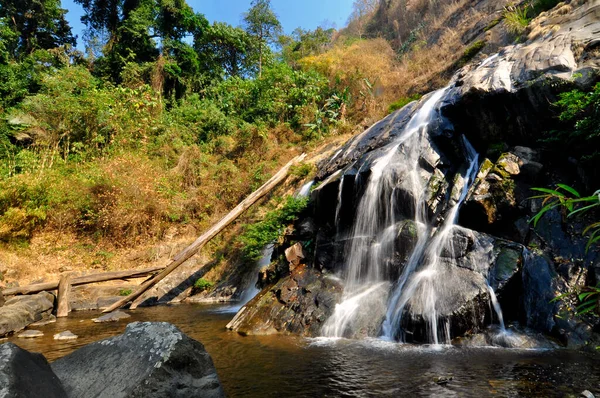 Teil Des Wasserfalls Von Hoher Klippe Über Starkes Sonnenlicht — Stockfoto