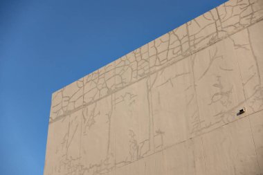 Bina duvardaki mavi gökyüzü ile kırık bir doku.