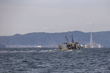 Osaka defne şehir bankamatik ile çalışan bir beyaz balıkçı teknesi