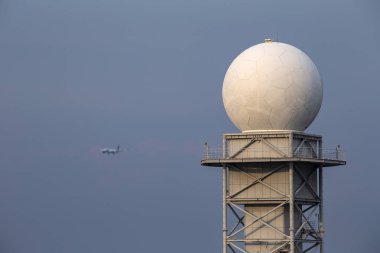 Mavi gökyüzü arka plan ve mevsimlik airpla ile hava radar kulesi