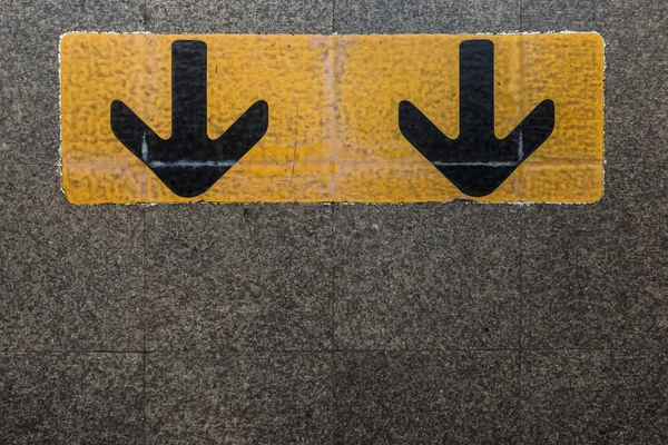 Black Yellow Direction Graphic Sign Textured Floor — Stock Photo, Image