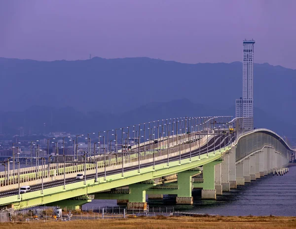 大阪の土地に渡る橋が付いている空港からの眺め — ストック写真