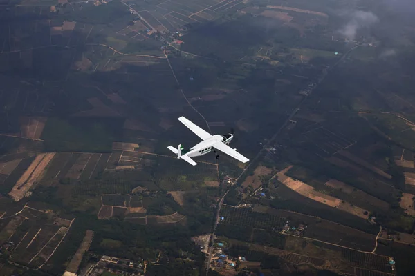Ein Flugzeug Fliegt Über Das Framland Zur Besichtigung Stockbild