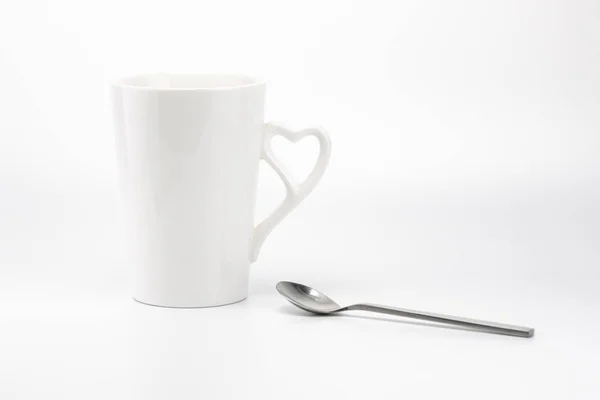 Une tasse avec poignée de signe de coeur et cuillère — Photo