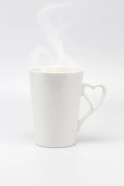 一个白色的奶油杯与蒸汽和心脏符号手柄 — 图库照片