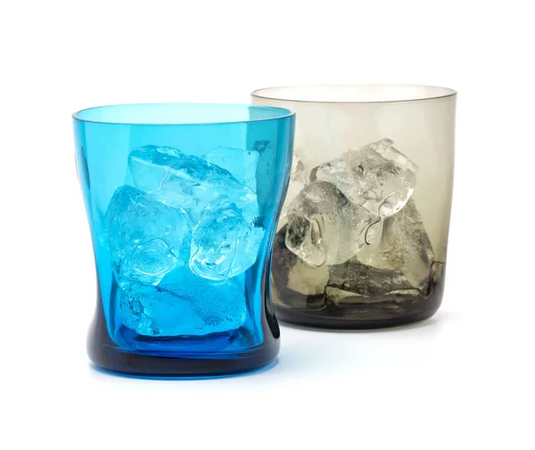 蓝色和棕色的现代玻璃充满了冰 — 图库照片