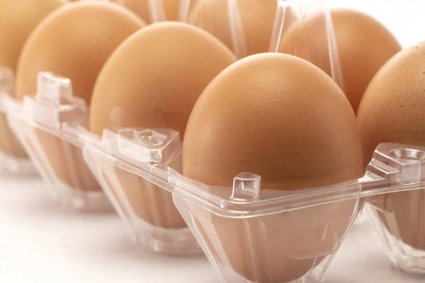 Gros plan sur les œufs dans l'emballage transparent — Photo