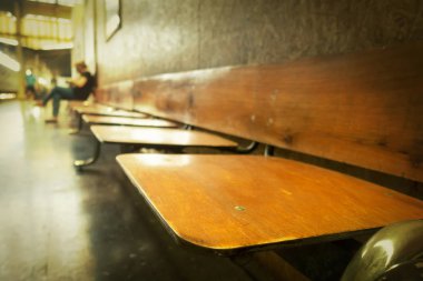 Tren istasyonunda boş bir tezgah