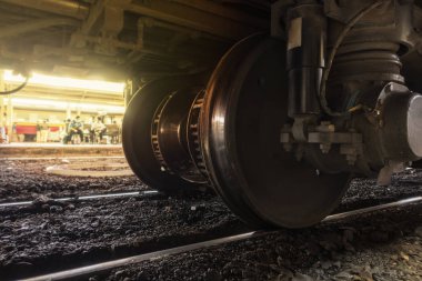 Tren çarkları ve bekleyen insanlar düşük bir görünümünü