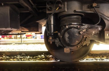 Bir tren tekerleği emici ile yolda 
