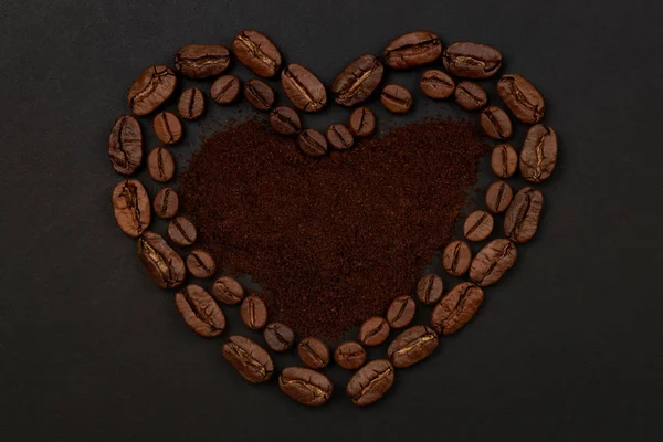 Grãos de café torrados colocados em forma de coração — Fotografia de Stock