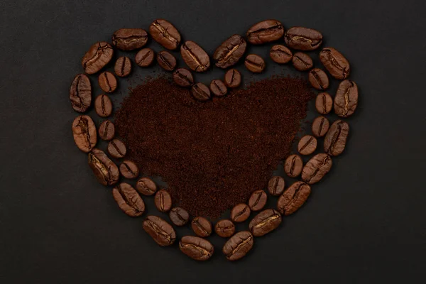 ハートの形に置かれた焙煎コーヒー豆 — ストック写真