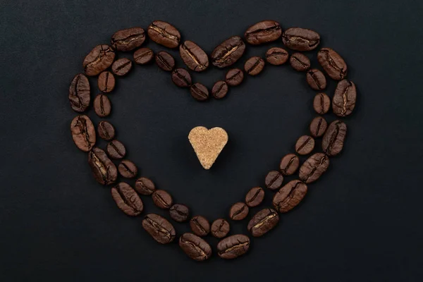 Grãos de café torrados colocados em forma de coração — Fotografia de Stock