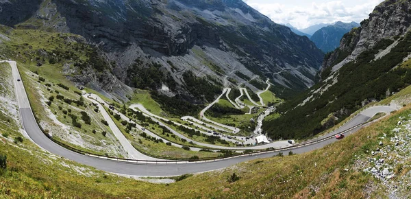 Italien, känd väg till Stelvio passera i Alperna. Alplandskapet. Fjäll Serpentine Royaltyfria Stockbilder