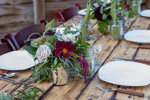 Table scape with dark red florals — Stock Photo, Image