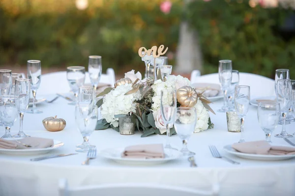 Elegant table scape with flowers — Stock Photo, Image