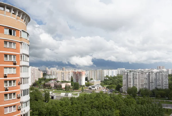 Moskova / Rusya - Haziran 04: 2020: Moskova 'nın Solntsevo bölgesindeki hava manzaralı yerleşim alanı. Yüksek binalar, apartmanlar, ufuk çizgisi, yeşillik.