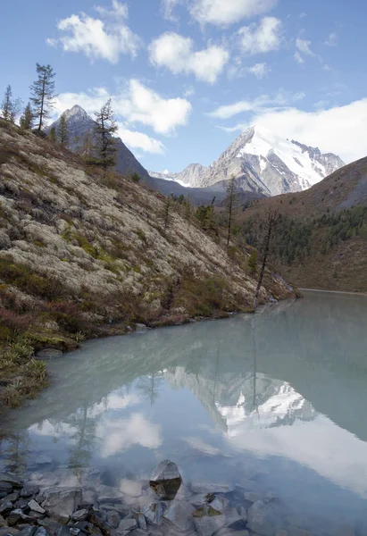 Belukha Dağı çevresi ve Ak-Kem Gölü manzarası. Yazın Altai sıradağları, Sibirya 'da Altai turizmi. Arka plan, kimse yok.