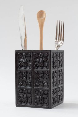 Çatal, bıçak ve tahta kaşıkla kuru siyah çatal takımı, sıfır derece görüş açısı. Asgari, minimalizm, minimalist tarzda. Doğal, organik