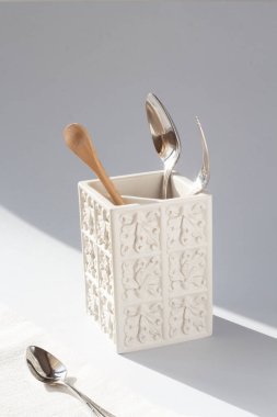 Çatal, bıçak ve tahta kaşıkla kurutma sehpası, yukarıdan manzara. Minimalizm, minimalist tarz. Doğal, organik. Işık ve gölge, doğal ışık. İllüzyon, konsept, kavramsal.