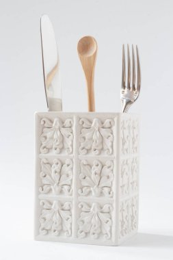 Çatal, bıçak ve tahta kaşıkla kuru çatal, önü sıfır derece manzaralı. Asgari, minimalizm, minimalist tarzda. Doğal, organik