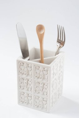 Çatal, bıçak ve tahta kaşıkla, yukarıdan görünen beyaz çatal bıçak takımı. Asgari, minimalizm, minimalist tarzda. Doğal, organik