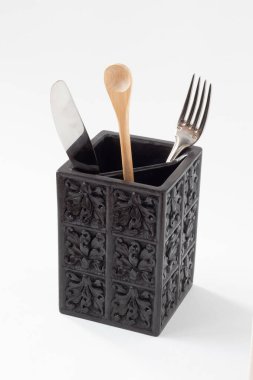 Siyah çatal bıçak seti, yukarıdan manzara. Asgari, minimalizm, minimalist tarzda. Doğal, organik