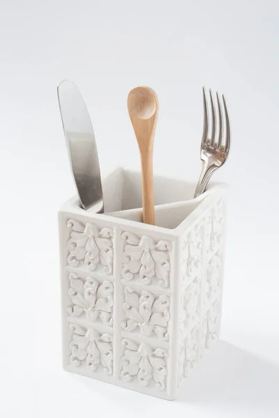 Çatal, bıçak ve tahta kaşıkla, yukarıdan görünen beyaz çatal bıçak takımı. Asgari, minimalizm, minimalist tarzda. Doğal, organik